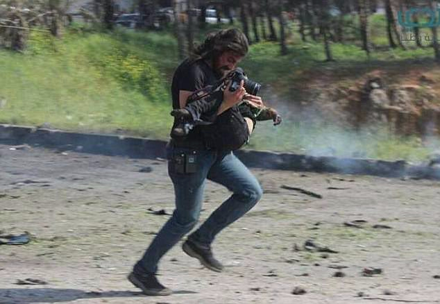 Сирийский фоторепортер помог раненому ребенку вместо того, чтобы фотографировать его