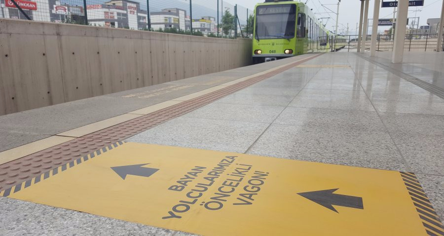 В турецкой Бурсе появились отдельные женские вагоны метро