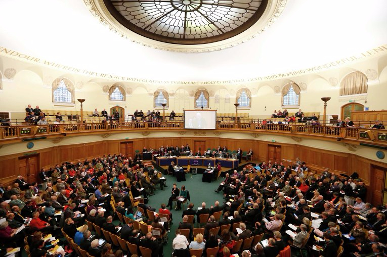 Англиканская церковь разрешила мальчикам носить каблуки и надевать юбки