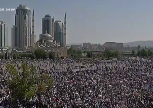 В Грозном тысячи людей вышли на митинг в поддержку мусульман Мьянмы